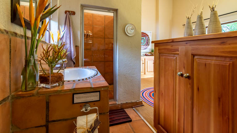 Ulwazi Rock Lodge - Cottage Bedroom